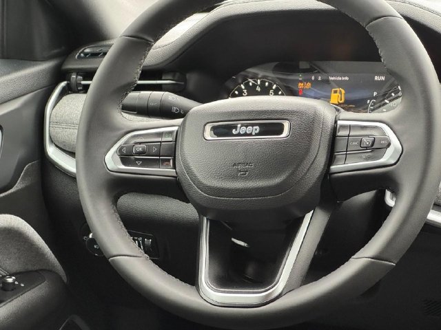 Used 2024 Jeep Compass Latitude AWD/4WD image 5