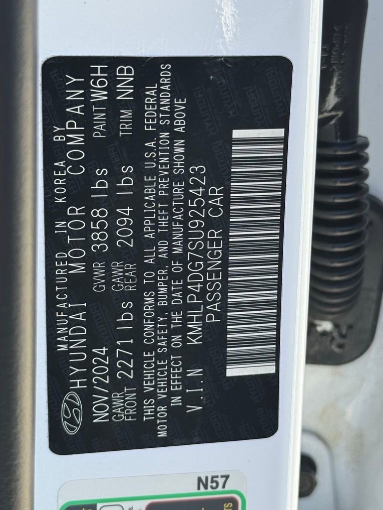 Used 2025 Hyundai Elantra Limited image 34