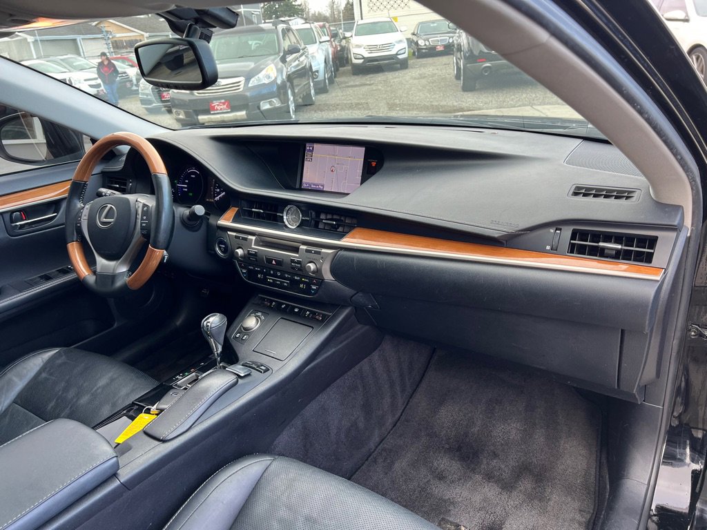 Used 2013 Lexus ES 300h w/ Luxury Pkg FWD image 18