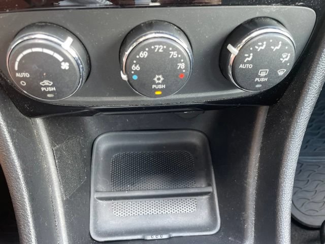 Used 2011 Chrysler 200 Touring FWD image 33