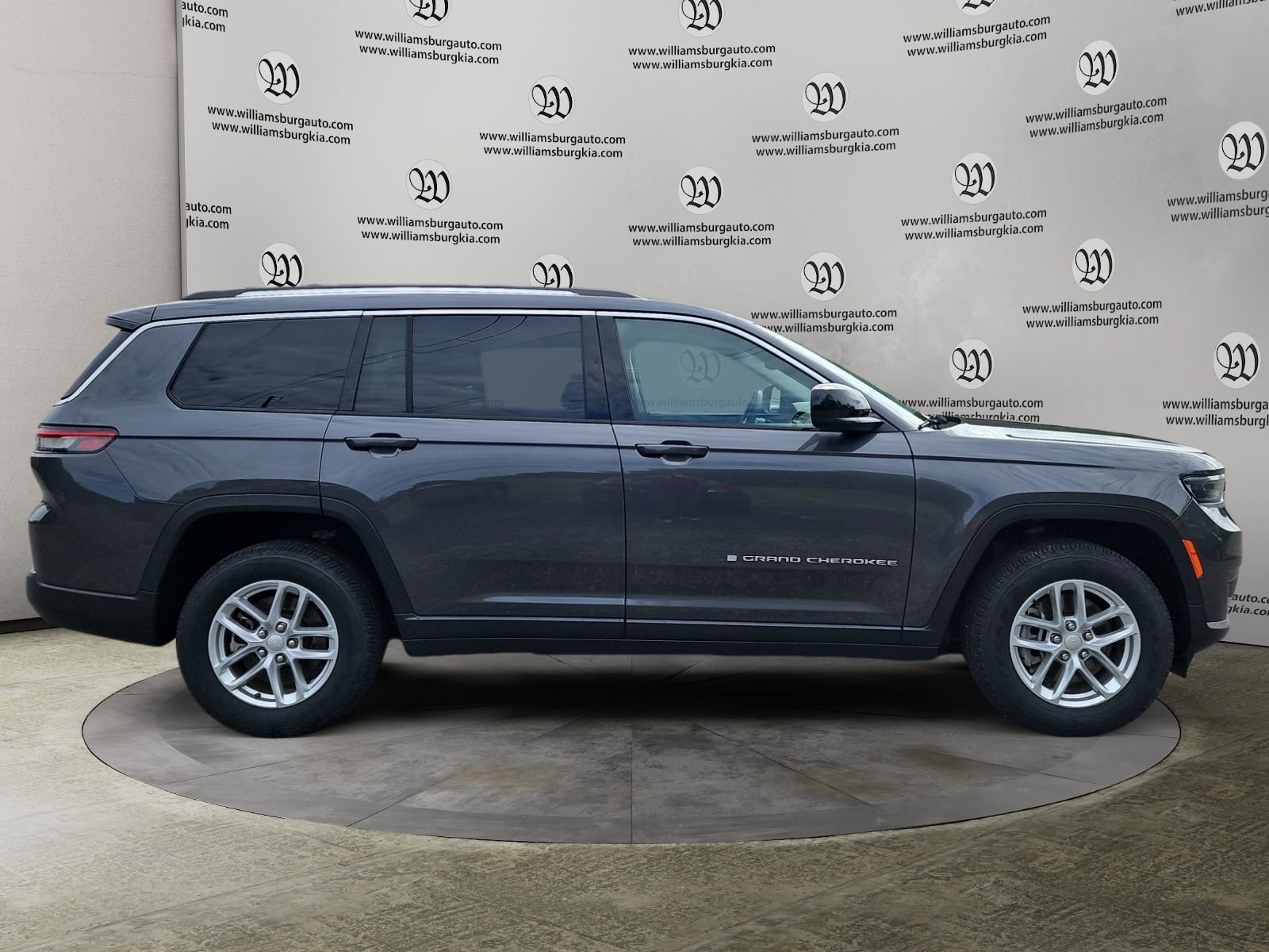 Used 2023 Jeep Grand Cherokee L Laredo RWD image 6