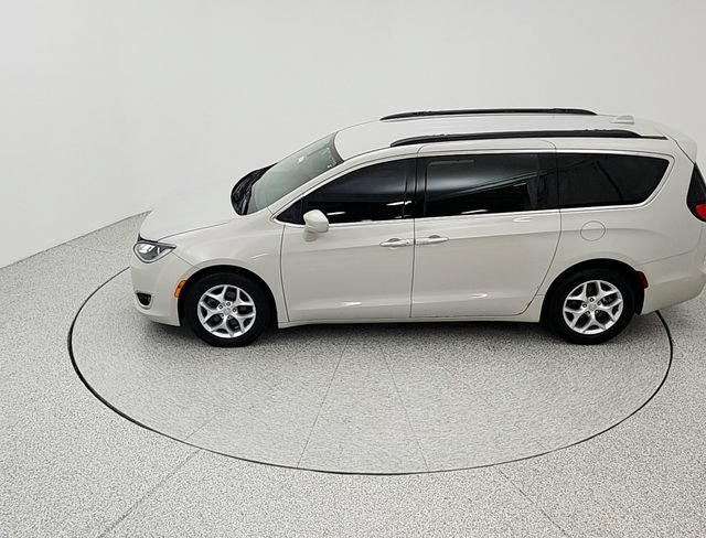 Used 2017 Chrysler Pacifica Touring-L w/ Tire & Wheel Group FWD image 16