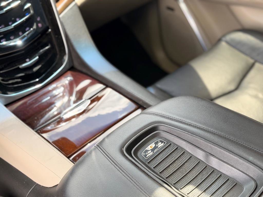 Used 2018 Cadillac Escalade ESV Luxury RWD image 18