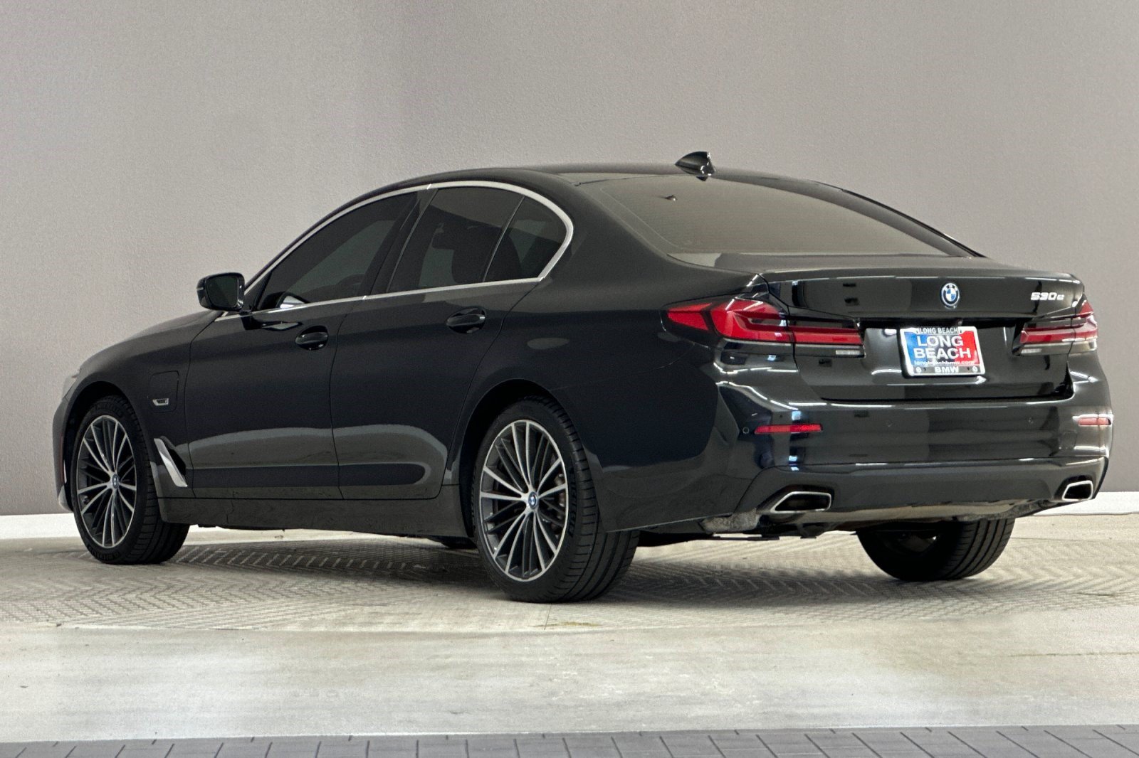 Certified 2023 BMW 530e w/ Convenience Package RWD image 3