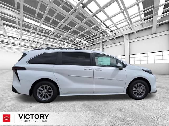 Used 2026 Toyota Sienna LE FWD image 2