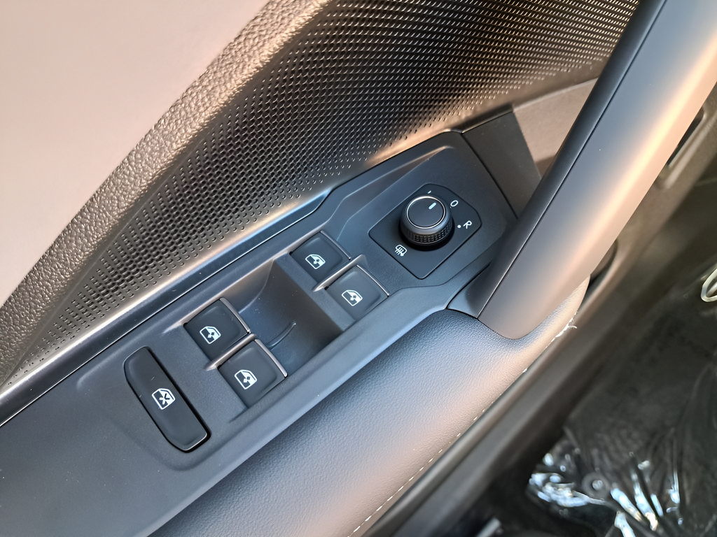 New 2025 Volkswagen Tiguan SE FWD image 33