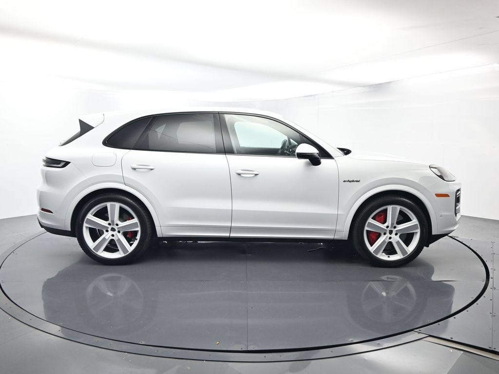 Certified 2025 Porsche Cayenne Turbo AWD/4WD image 16