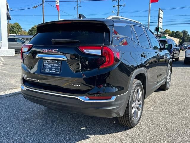 Used 2024 GMC Terrain SLT AWD/4WD image 3
