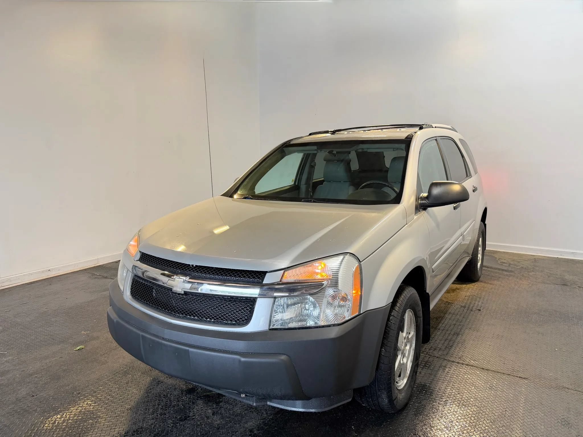 Used 2005 Chevrolet Equinox LS w/ Preferred Equipment Group AWD/4WD image 2