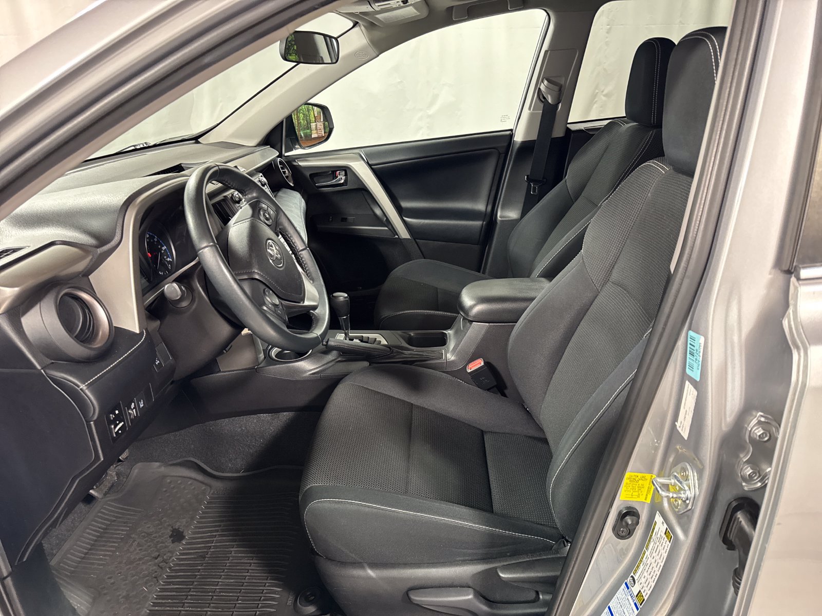 Used 2017 Toyota RAV4 XLE AWD/4WD image 3