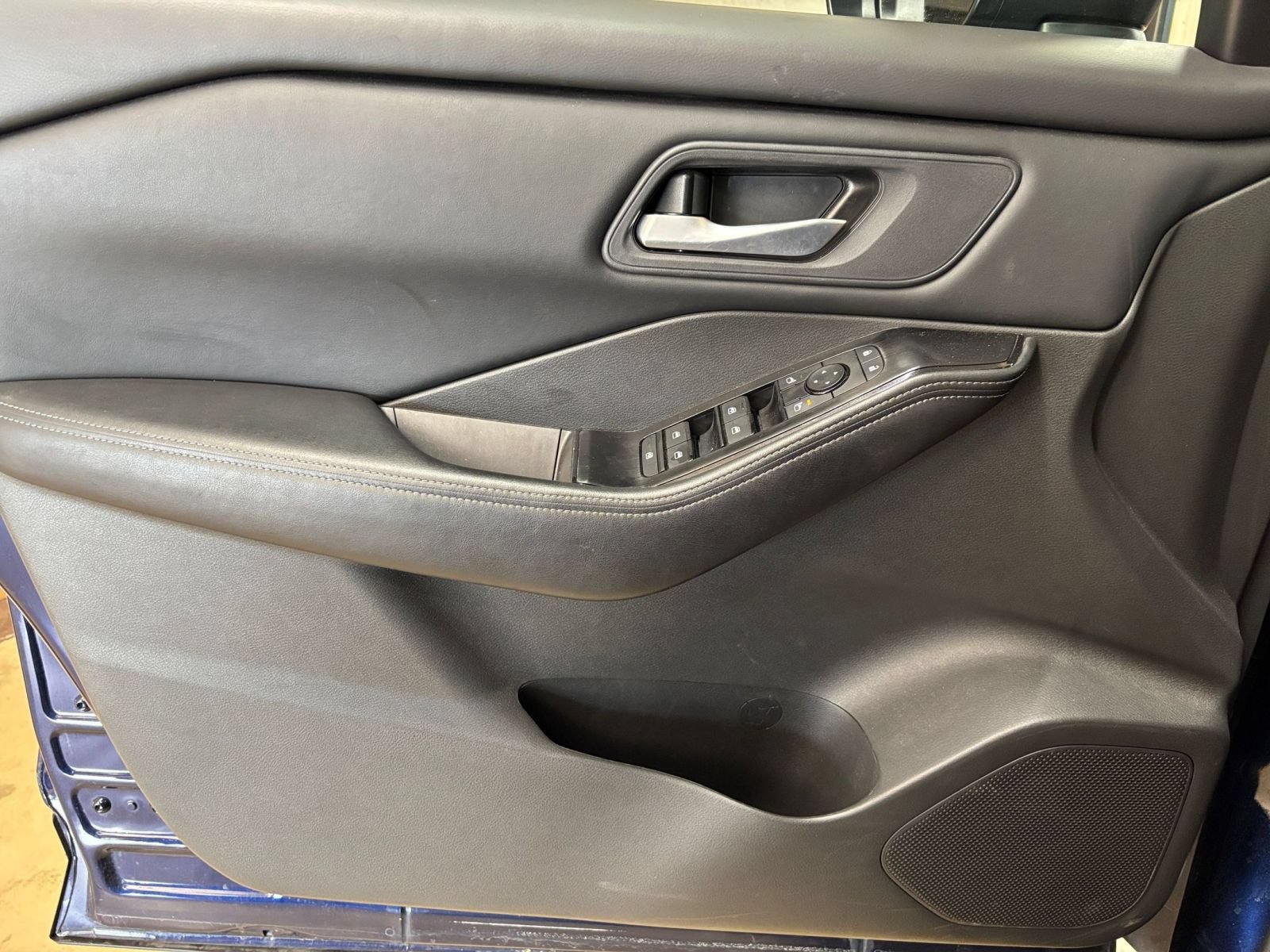 Used 2025 Nissan Rogue SV FWD image 18