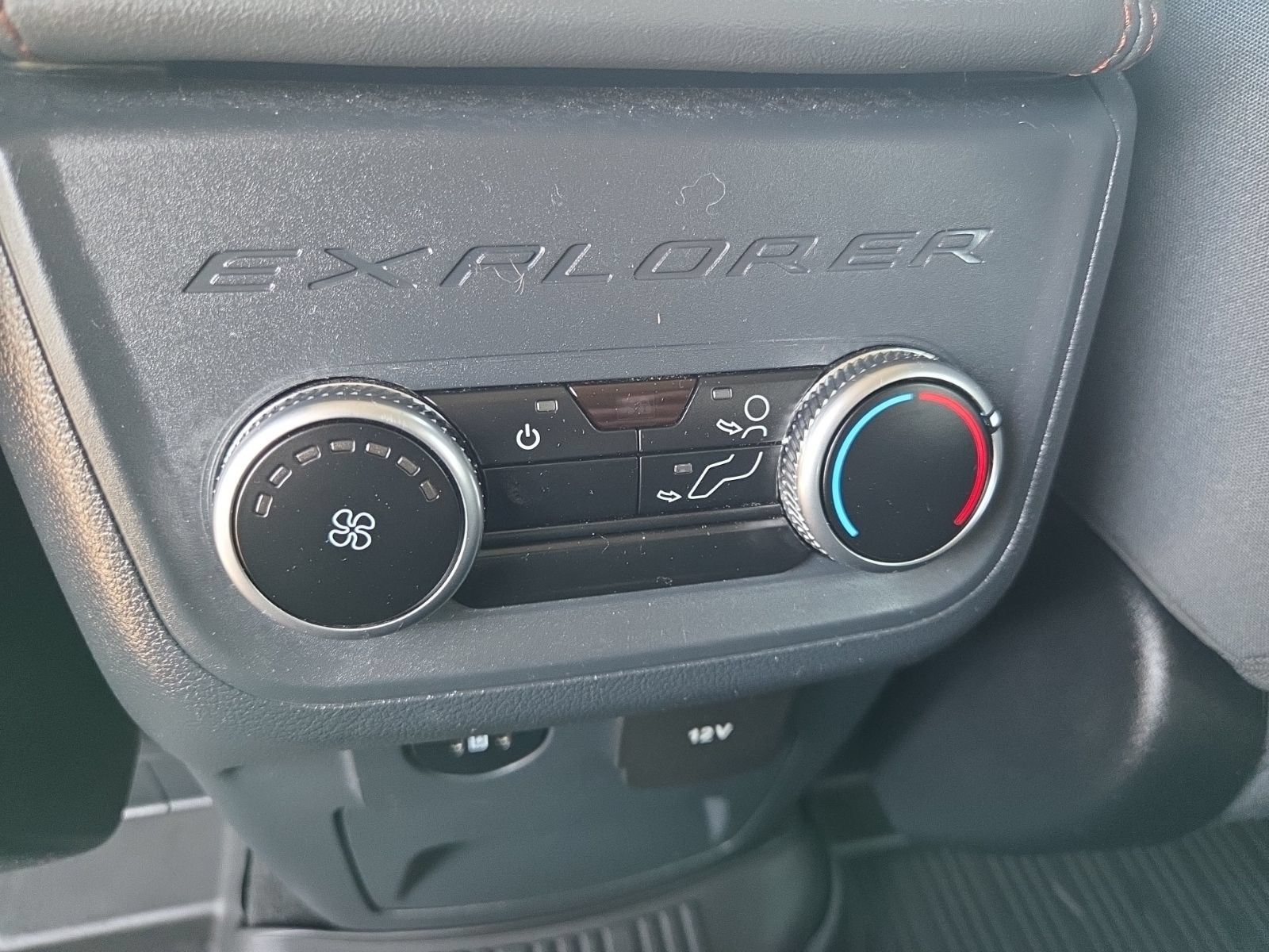Used 2025 Ford Explorer Active AWD/4WD image 24