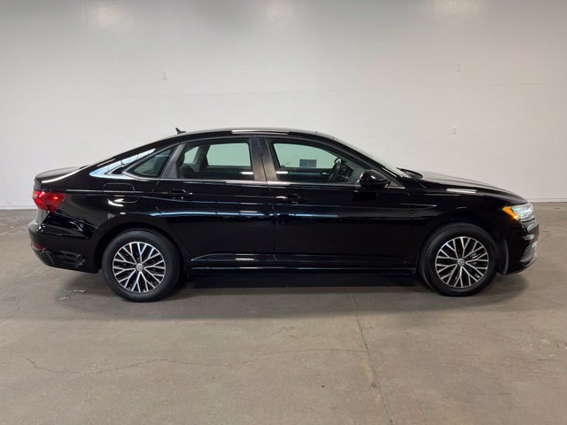 Used 2021 Volkswagen Jetta SE FWD image 2