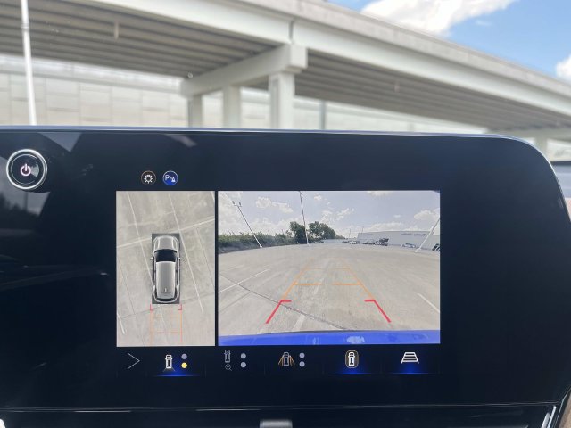 Used 2025 Chevrolet Equinox ACTIV w/ Safety and Technology Package FWD image 8