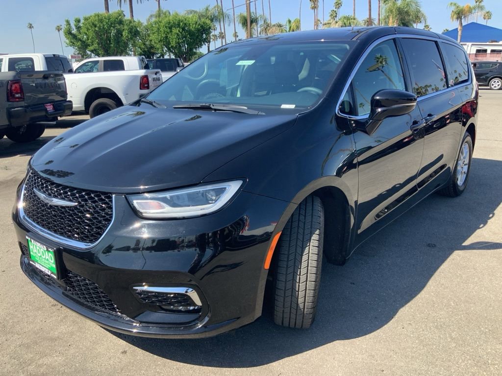 Certified 2024 Chrysler Pacifica Touring-L image 3