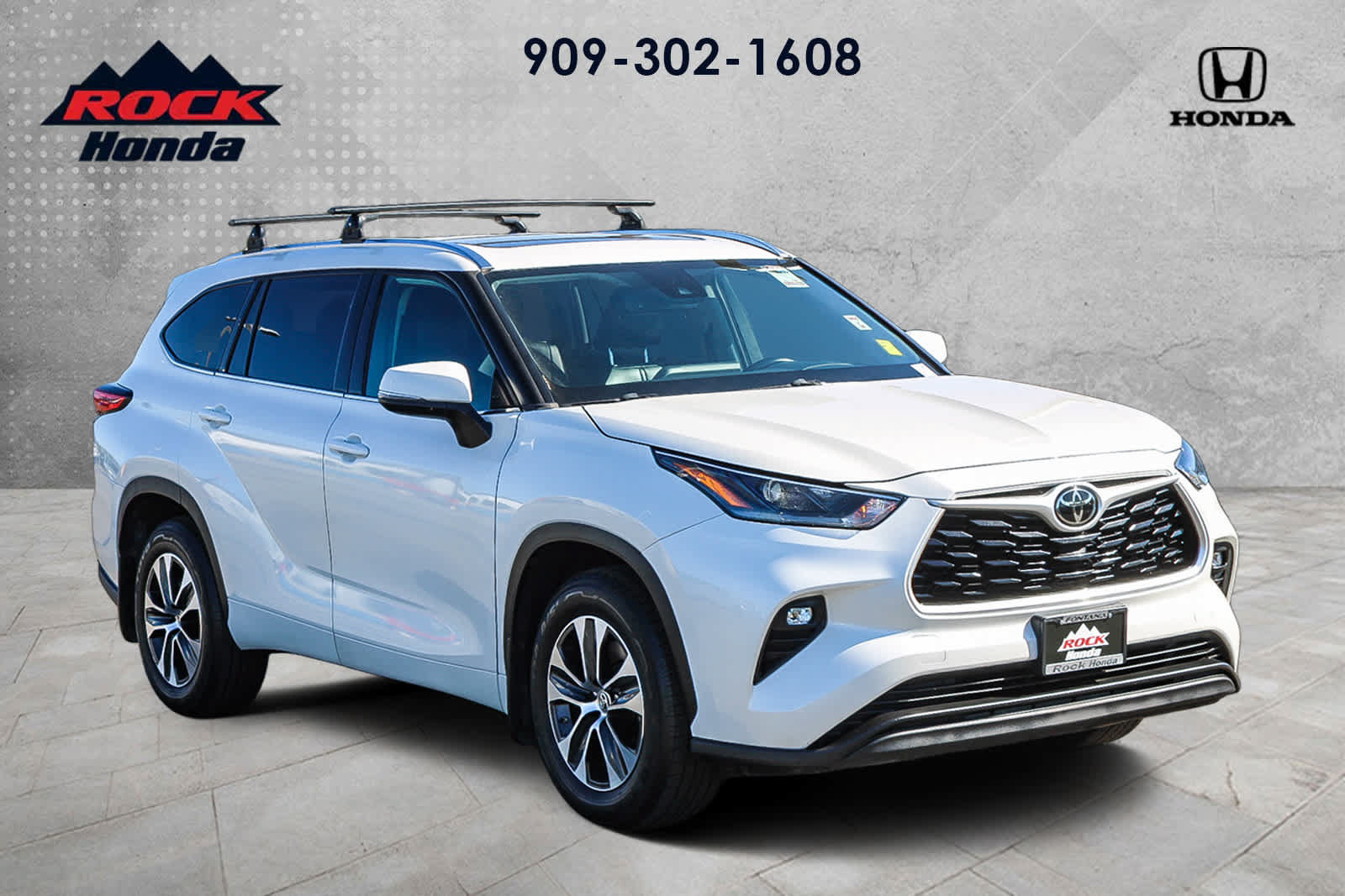 Used 2021 Toyota Highlander XLE AWD/4WD image 3