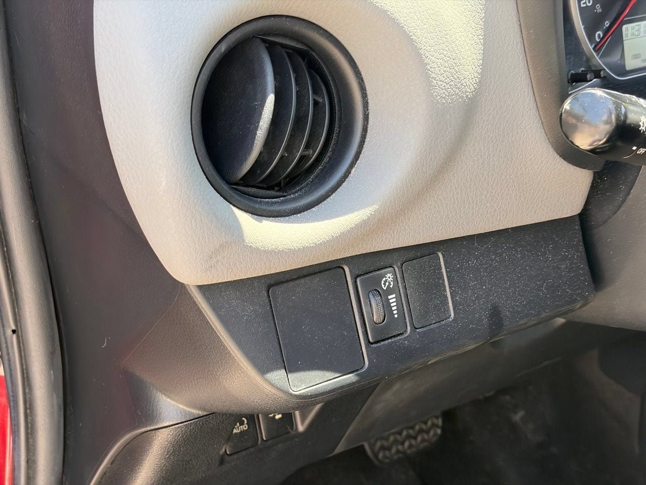 Used 2017 Toyota Yaris L FWD image 6