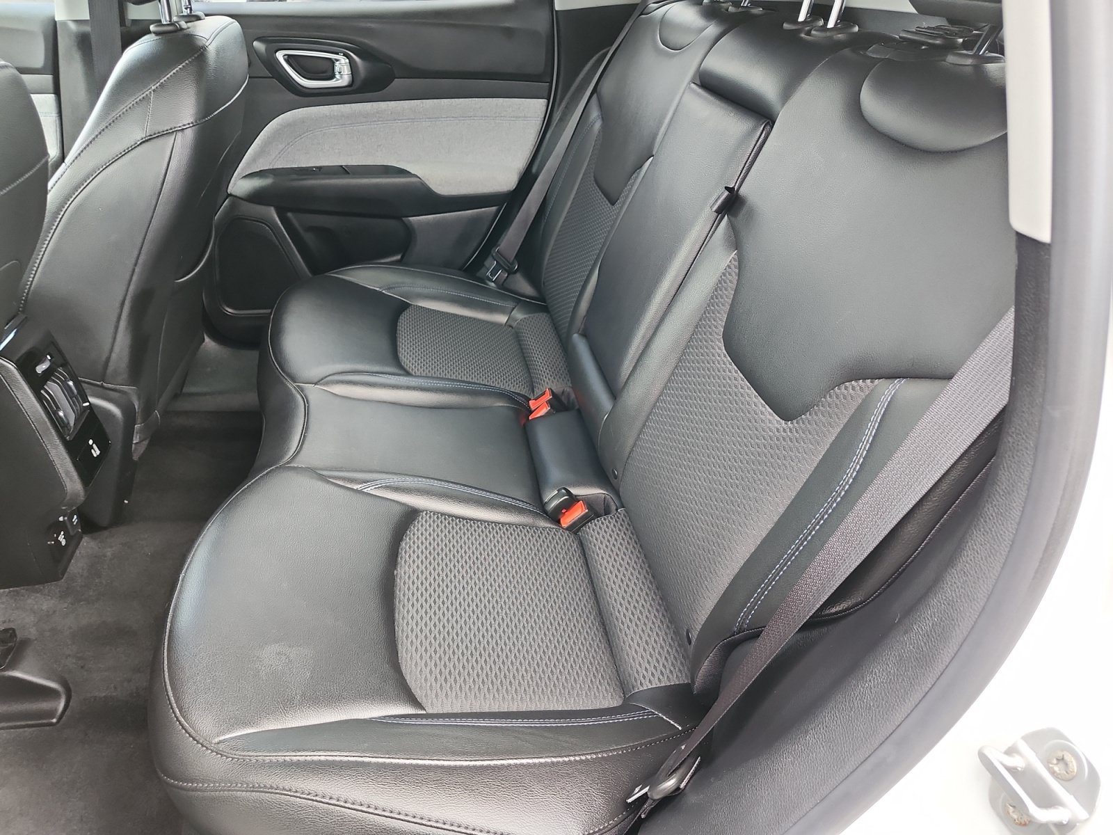 Used 2022 Jeep Compass Latitude w/ Sun and Sound Group AWD/4WD image 13