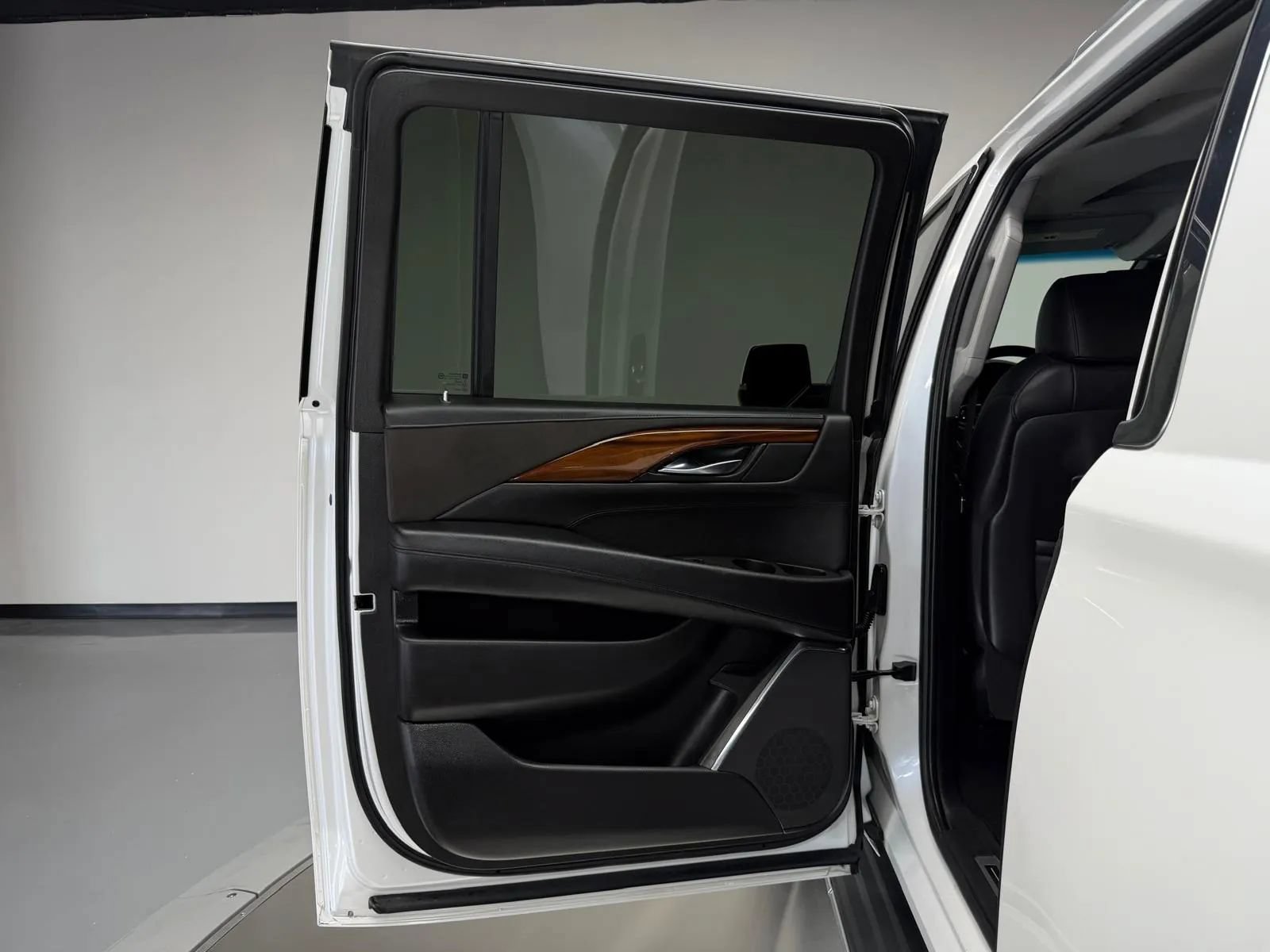 Used 2016 Cadillac Escalade ESV Luxury RWD image 19