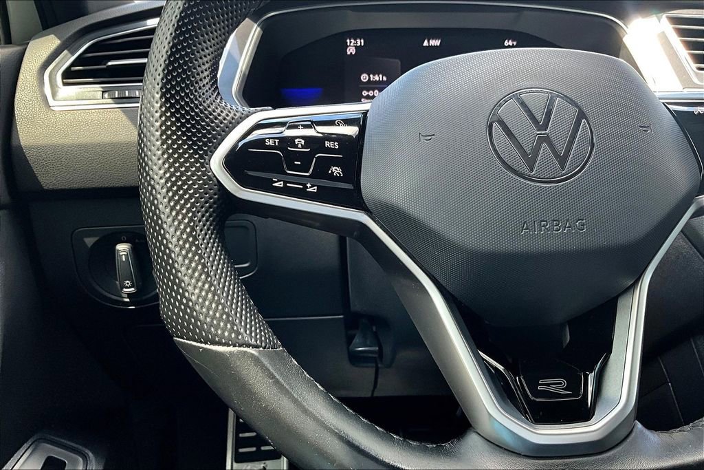 Used 2022 Volkswagen Tiguan SE R-Line image 9