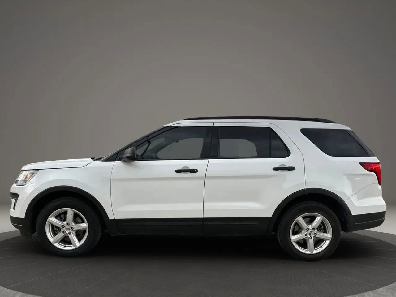 Used 2019 Ford Explorer FWD image 2