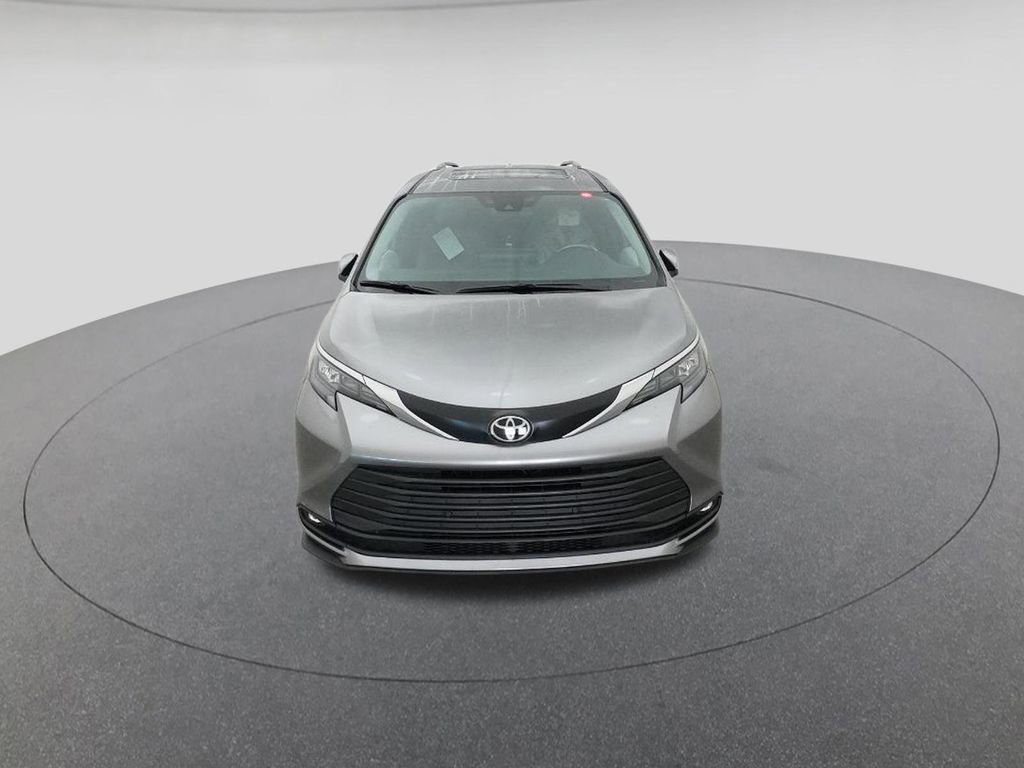 New 2026 Toyota Sienna XLE image 15