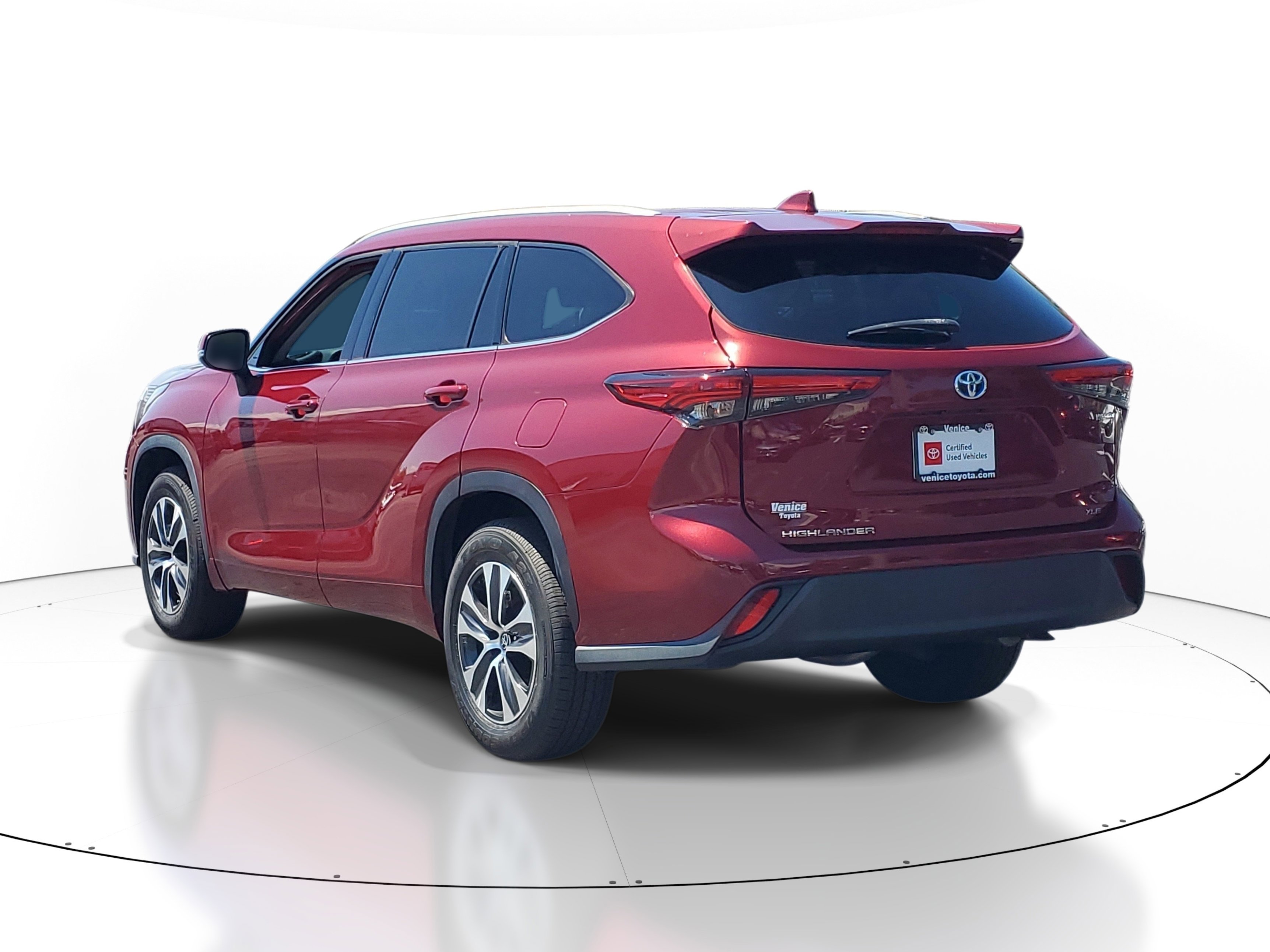 Used 2022 Toyota Highlander XLE FWD image 4