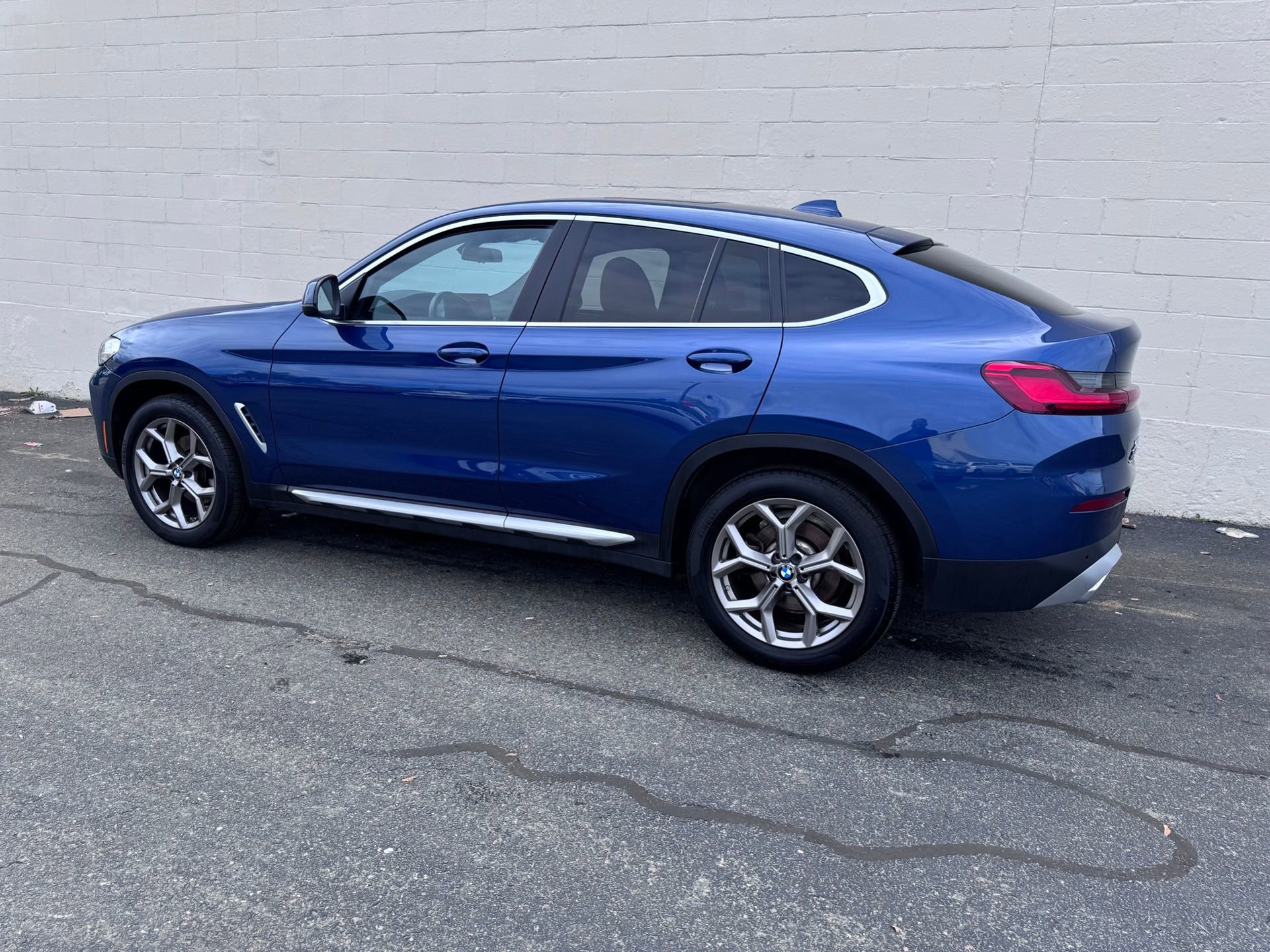 Used 2023 BMW X4 xDrive30i image 3