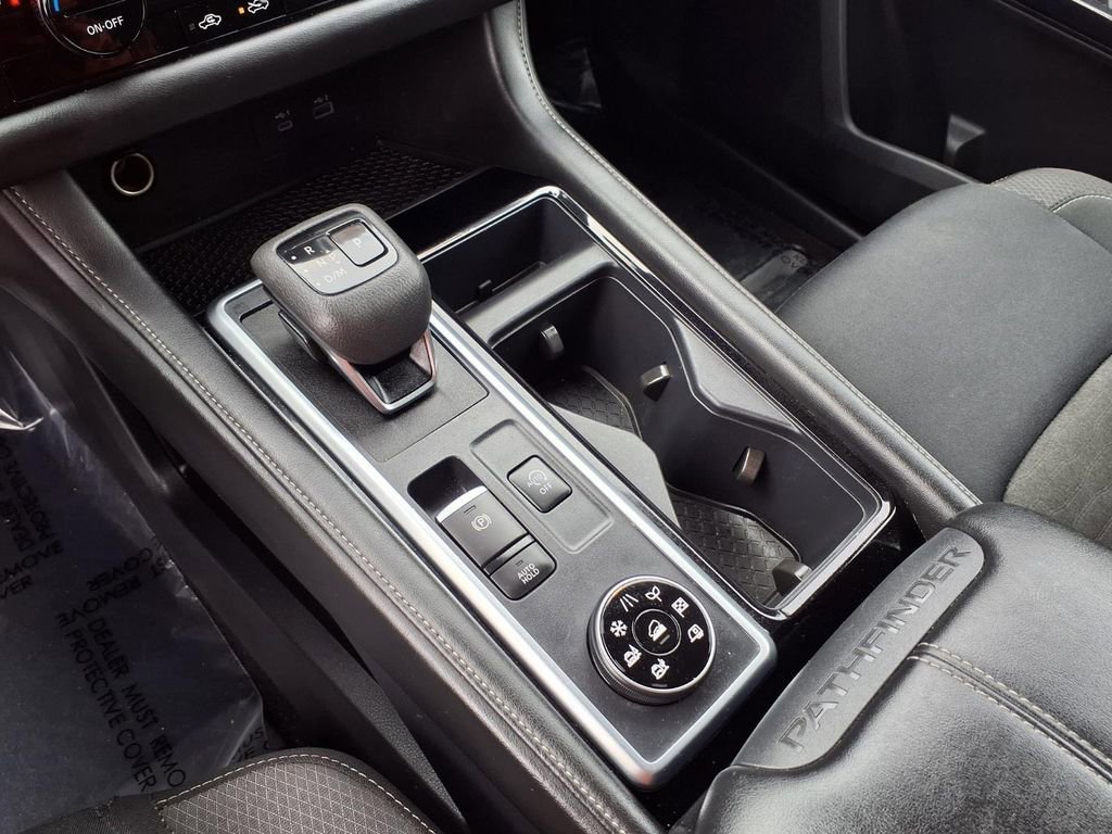 Used 2025 Nissan Pathfinder SV image 9