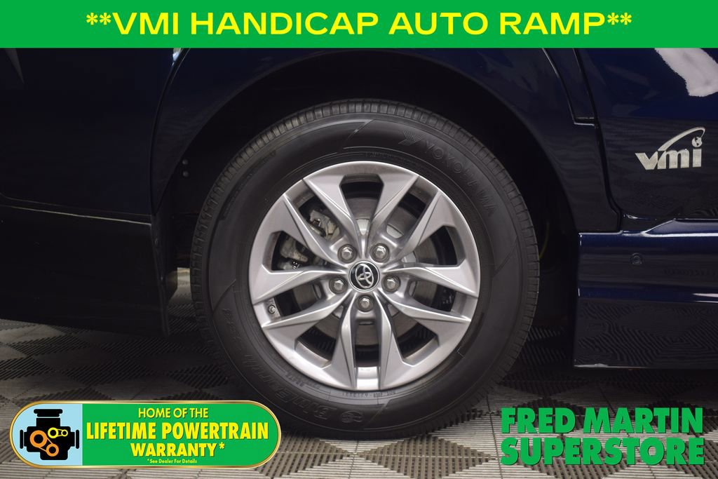 Used 2022 Toyota Sienna XLE image 13