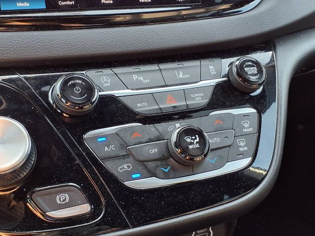 Used 2025 Chrysler Pacifica Select FWD image 10
