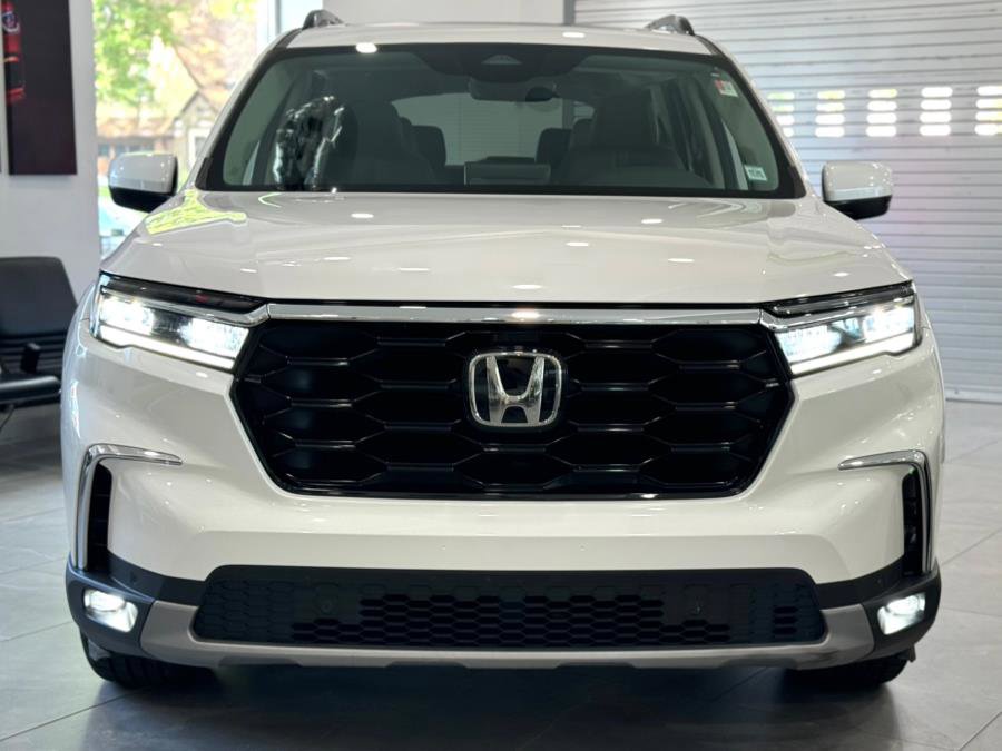 Used 2025 Honda Pilot Touring image 2