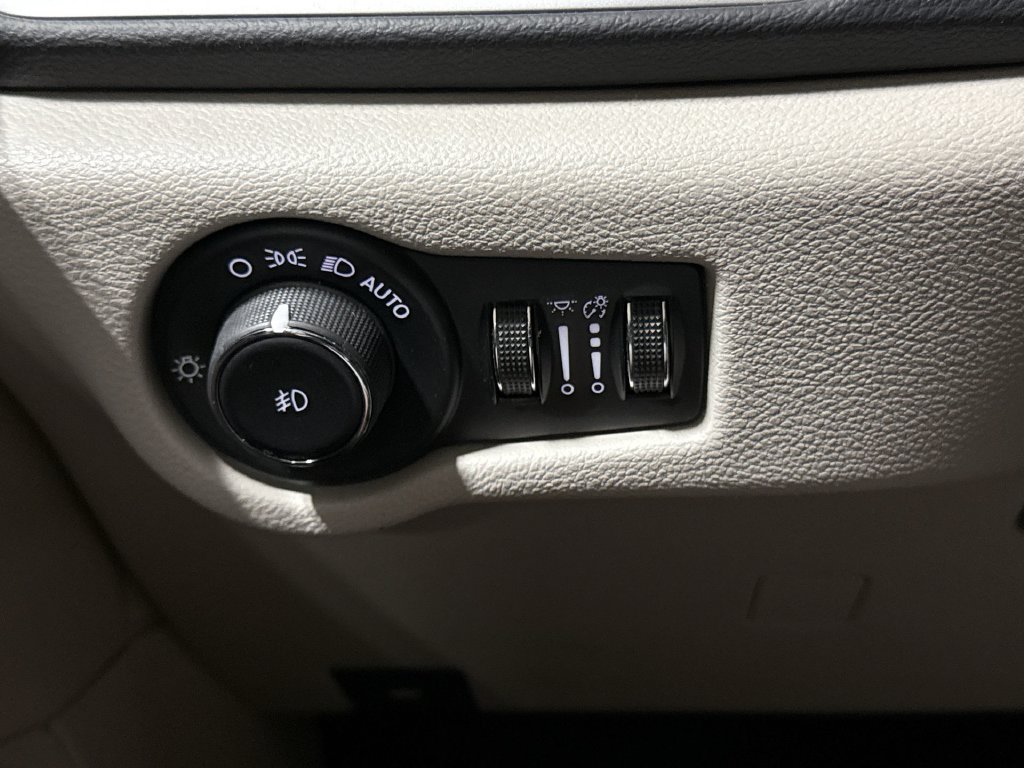 Used 2023 Chrysler Pacifica Touring-L FWD image 18