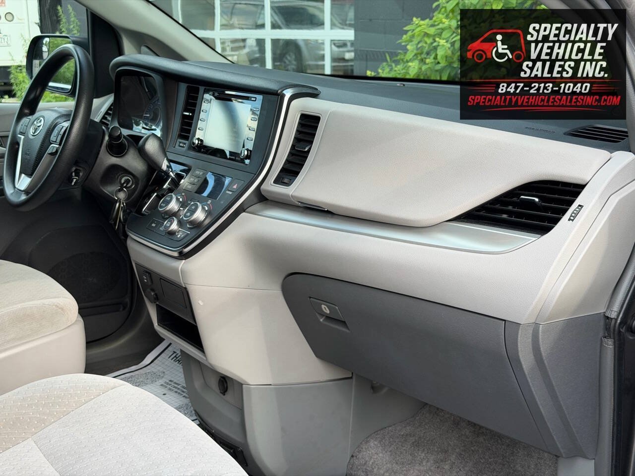 Used 2018 Toyota Sienna LE FWD image 37