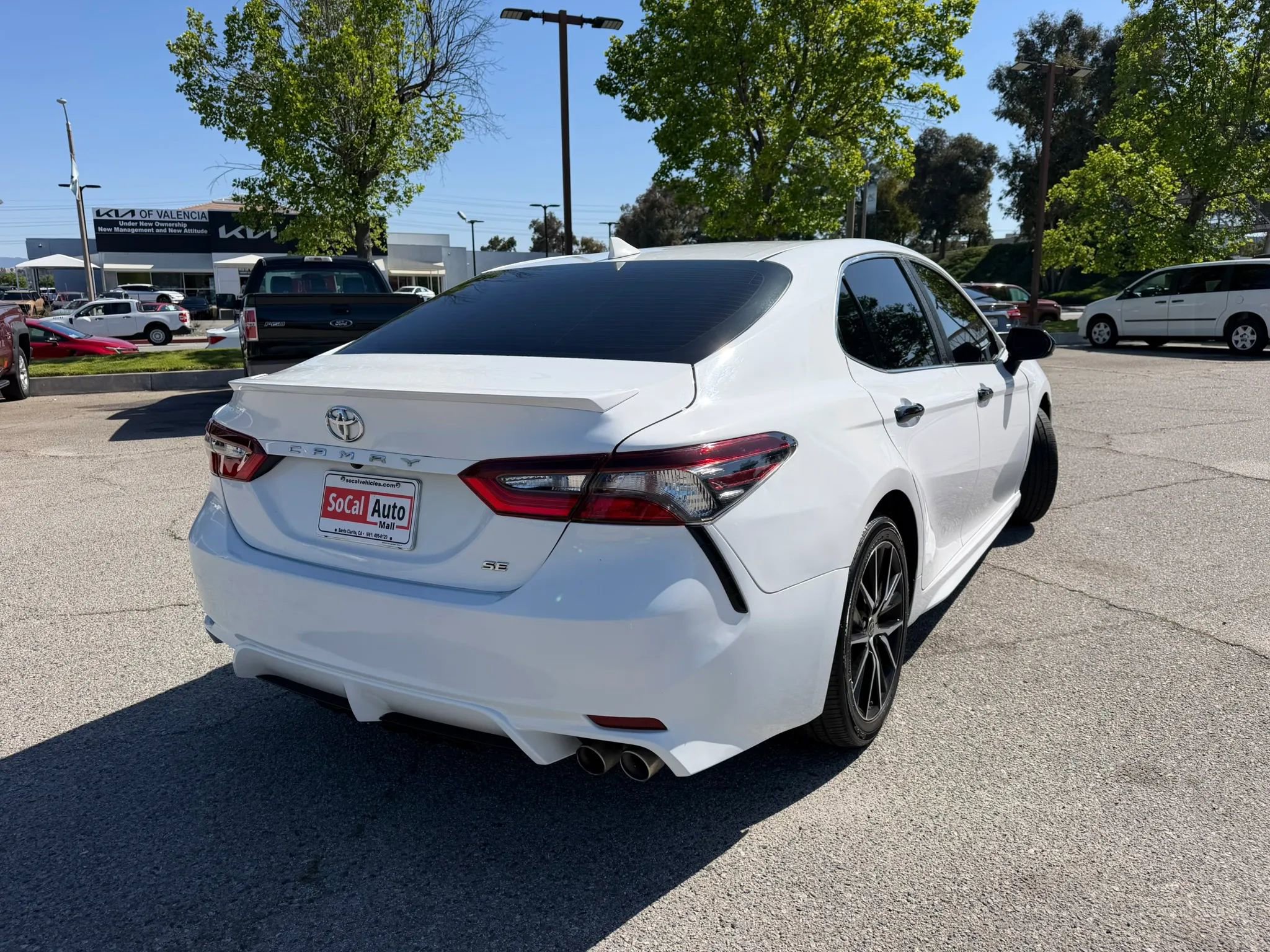 Used 2021 Toyota Camry SE FWD image 3