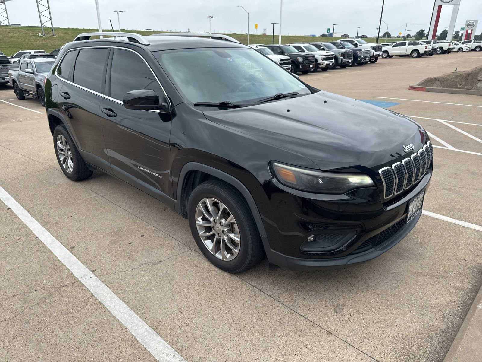 Used 2019 Jeep Cherokee Latitude Plus w/ Comfort/Convenience Group FWD image 8