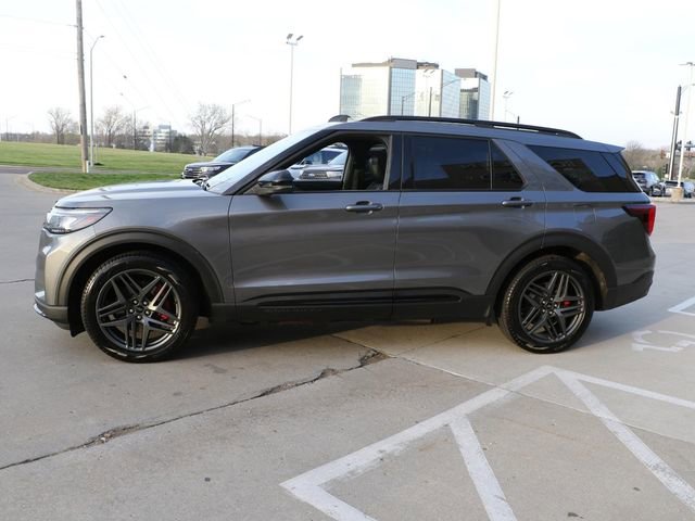 Used 2025 Ford Explorer ST AWD/4WD image 3