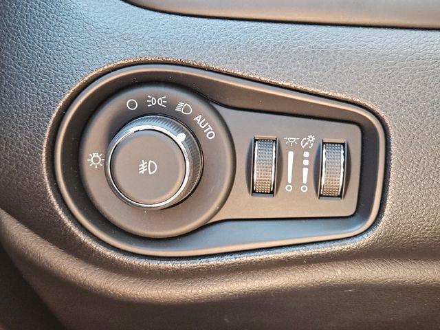 Used 2018 Jeep Renegade Latitude FWD image 27