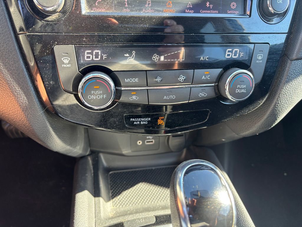 Used 2018 Nissan Rogue SV w/ Premium Package image 11