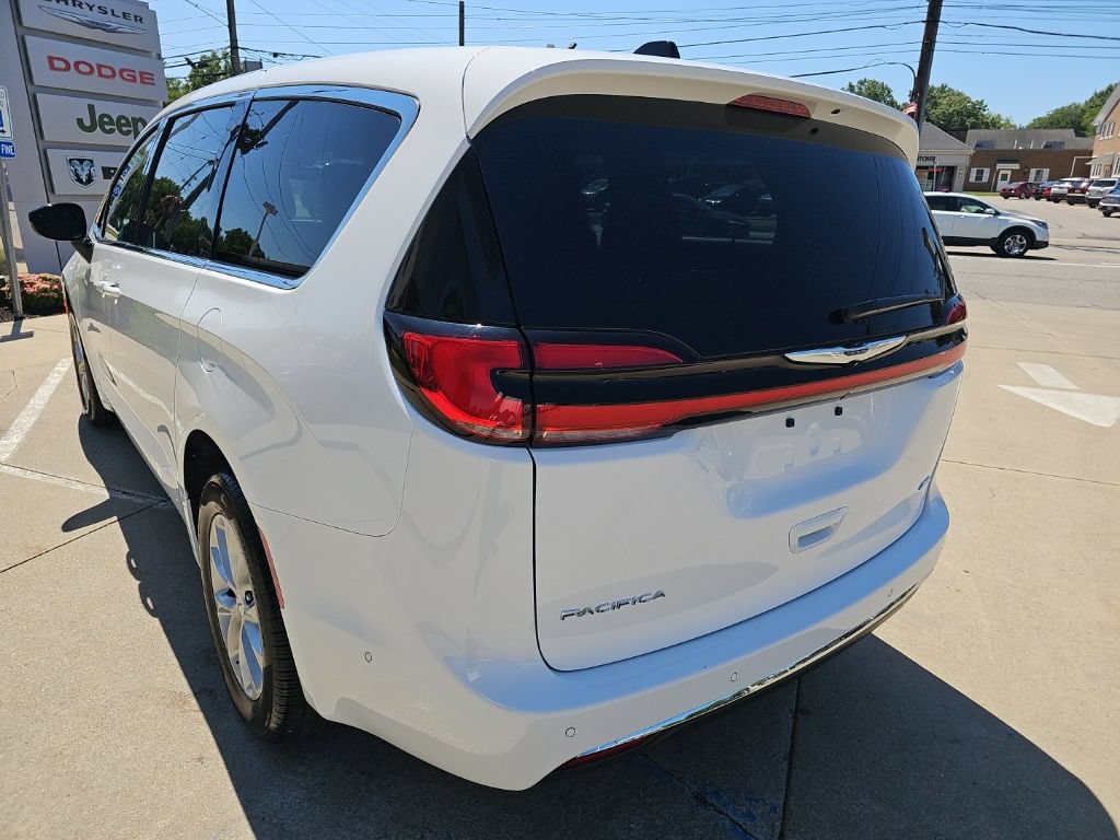 Used 2025 Chrysler Pacifica Select w/ Uconnect Theater Family Group AWD/4WD image 11
