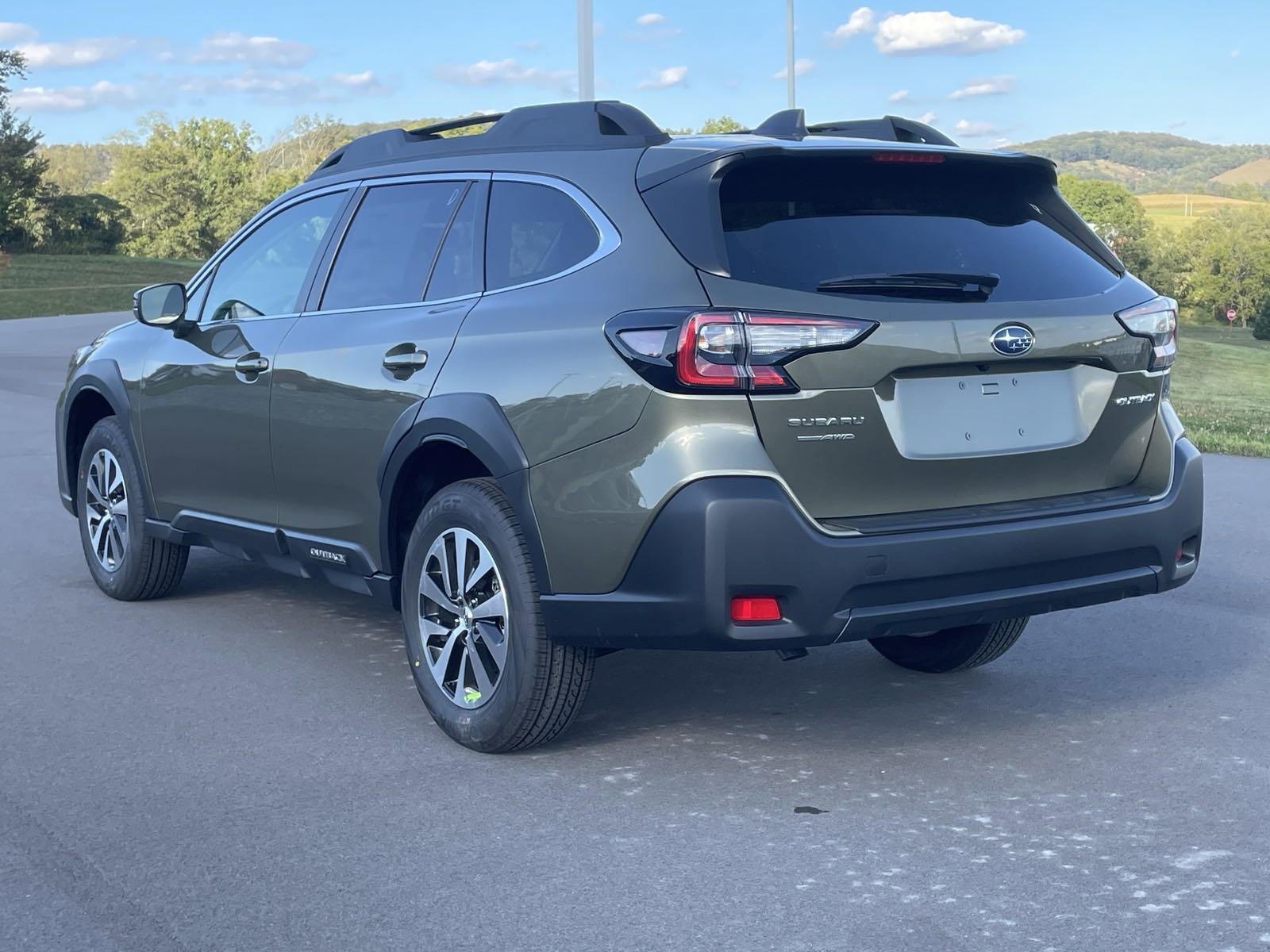 Certified 2025 Subaru Outback Limited AWD/4WD image 4