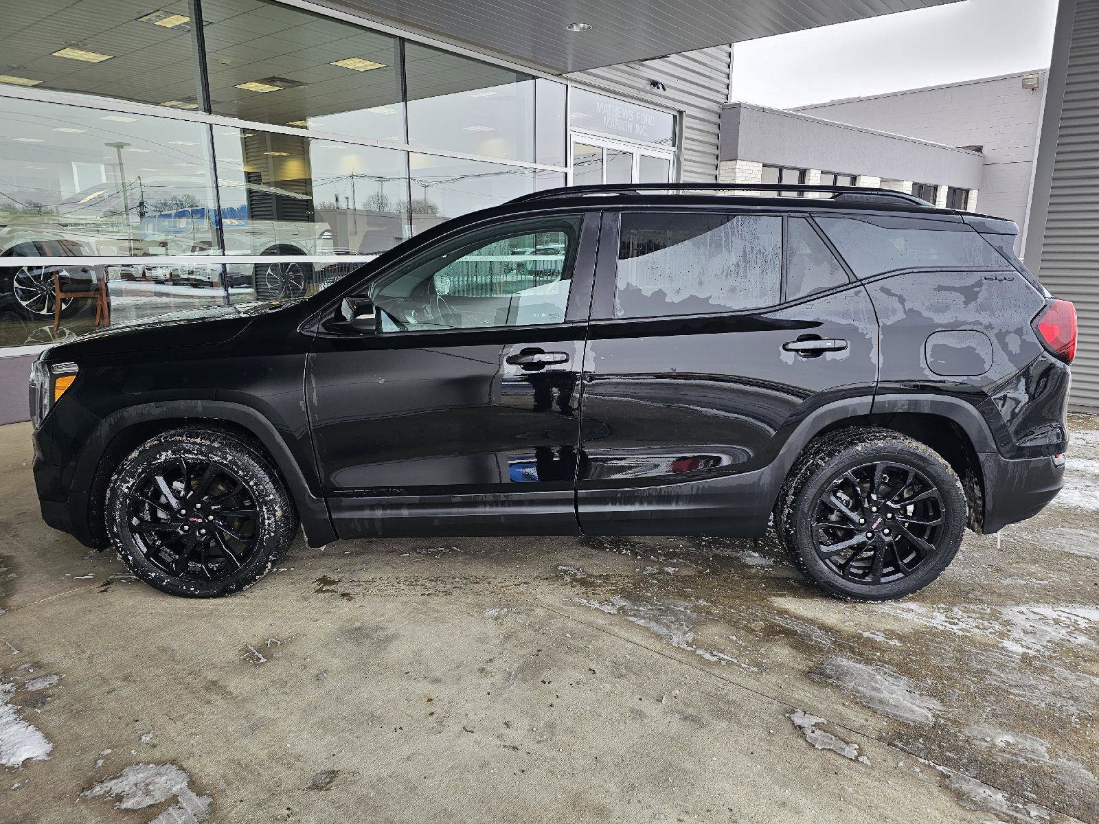 Used 2024 GMC Terrain SLE w/ Driver Convenience Package image 2