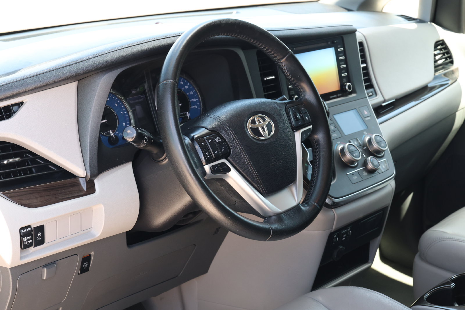Used 2019 Toyota Sienna XLE FWD image 14