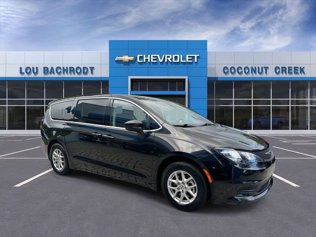Used 2023 Chrysler Voyager LX FWD image 2