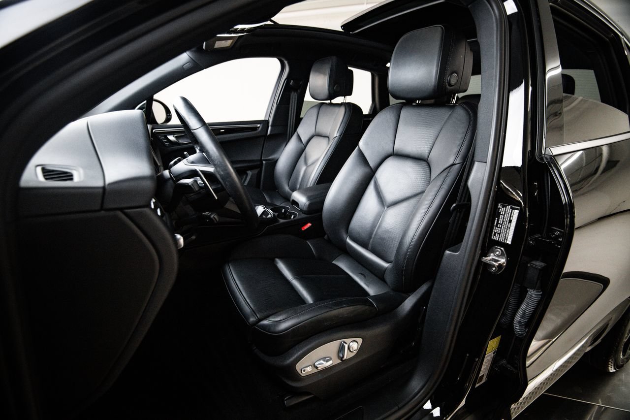 Certified 2024 Porsche Macan AWD/4WD image 5