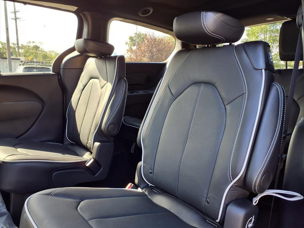 New 2026 Chrysler Pacifica Limited image 6