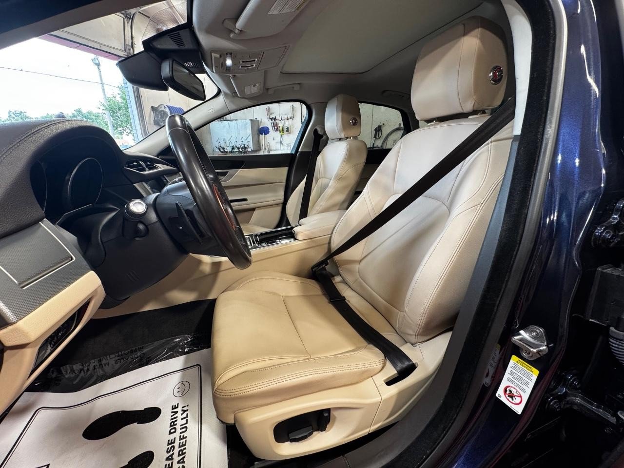 Used 2018 Jaguar XF Premium RWD image 15