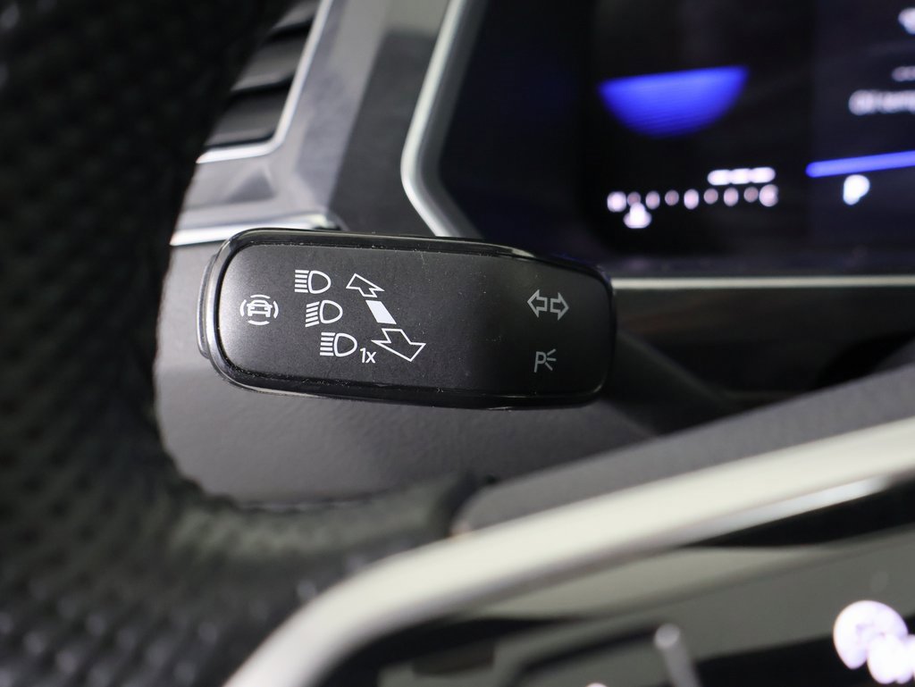 Used 2023 Volkswagen Tiguan SE R-Line image 28