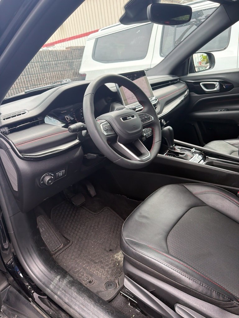 Used 2025 Jeep Compass Trailhawk AWD/4WD image 5