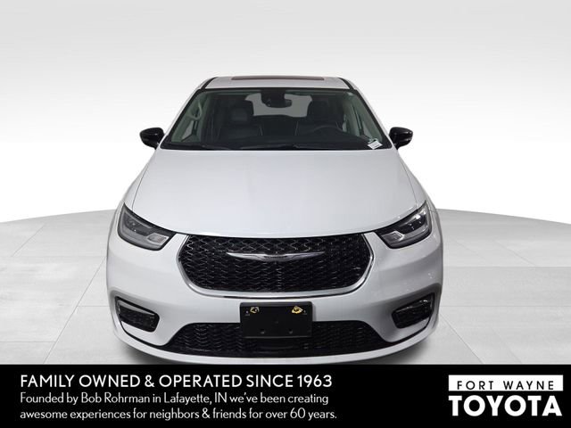 Used 2024 Chrysler Pacifica Limited image 3